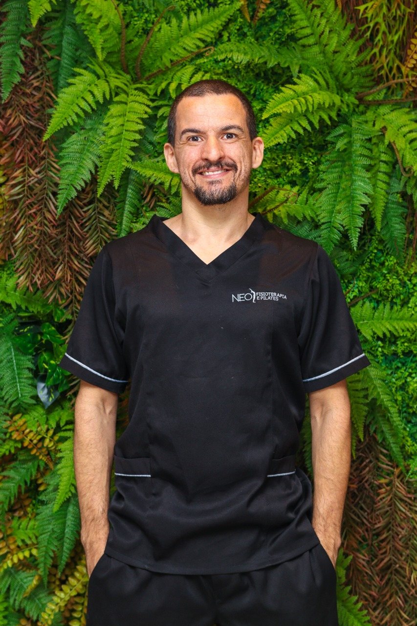 Dr. Renan, profissional de fisioterapia ortopédica e acupuntura da Neo